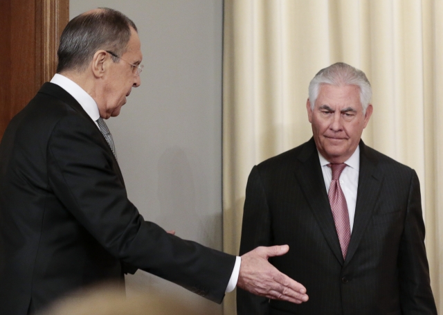Ruský ministr zahraničí Sergej Lavrov (vlevo) a jeho americký protěšek Rex Tillerson. Ruský ministr zahraničí Sergej Lavrov (vlevo) a jeho americký protěšek Rex Tillerson.