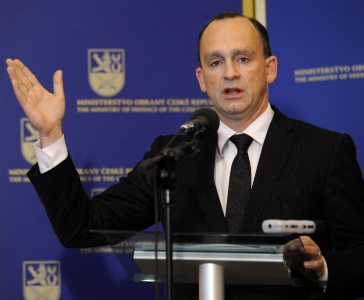 Bývalý generální sekretář ministerstva obrany Jan Vylita zůstává zaměstnancem resortu.