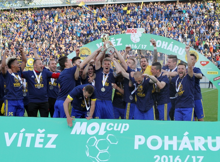 Takhle fotbalisté Zlína slavili vítězství v Českém poháru, získat Superpohár pro ně však bude mnohem obtížnější.