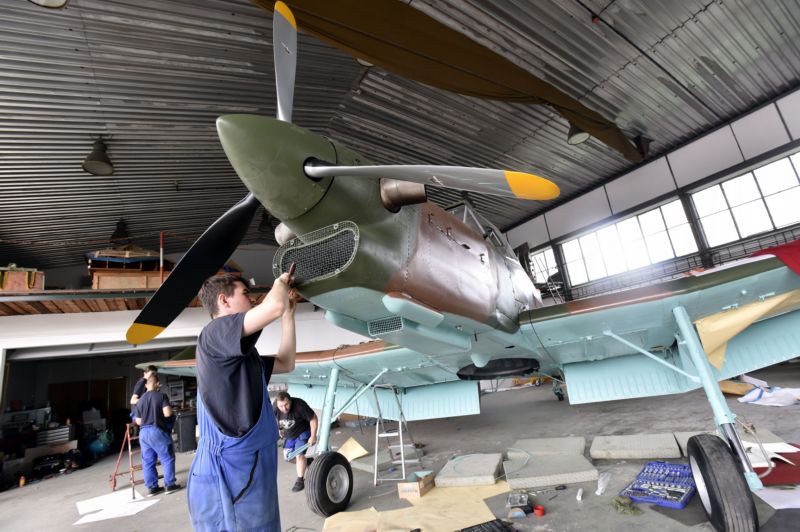 Renovace letadla Zlin Z-37 TM známého jako Čmelák. Renovace letadla Zlin Z-37 TM známého jako Čmelák.