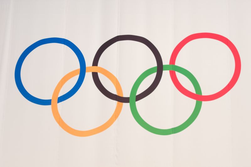 Pět propojených kruhů - symbol olympijských her.