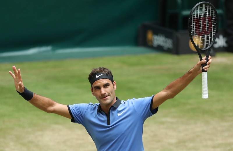 Rodger Federer slaví výhru v Halle nad obhájcem titulu.