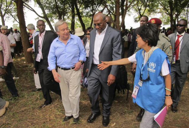 Generální tajemník OSN Guterres a předseda vlády Ugandy Rugundou. Generální tajemník OSN Guterres a předseda vlády Ugandy Rugundou.