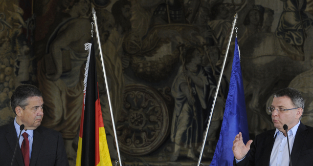 Zleva německý ministr zahraničí S. Gabriel a Lubomír Zaorálek.