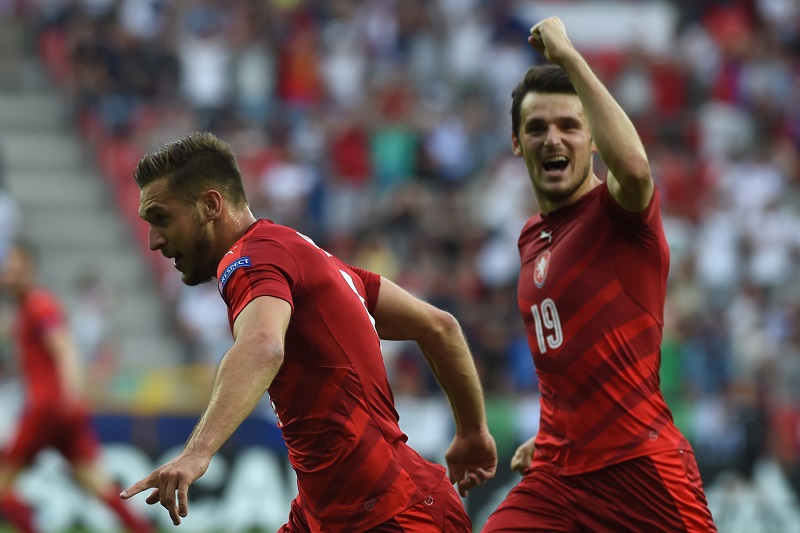 Čeští fotbalisté se radují ze vstřeleného gólu do sítě Itálie (ME do 21 let)