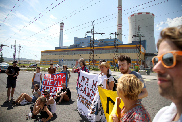 Přes dvě stovky lidí protestovaly proti prolomení limitů těžby uhlí.