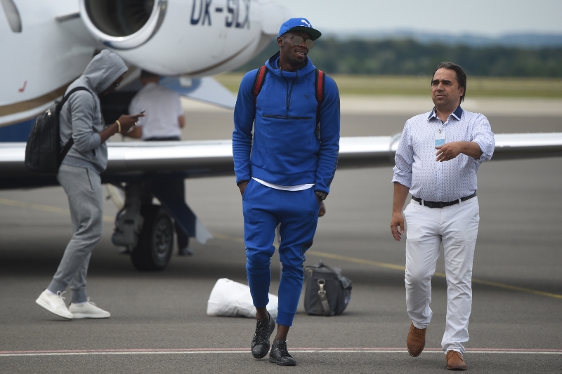 Atlet Usain Bolt přiletěl na Zlatou tretru. 