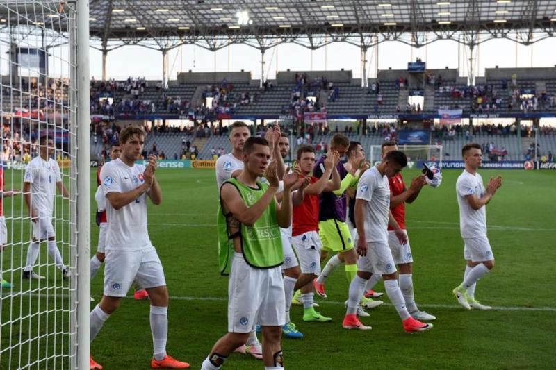 Slovenští fotbalisté po jednom ze zápasů na ME v Polsku. 