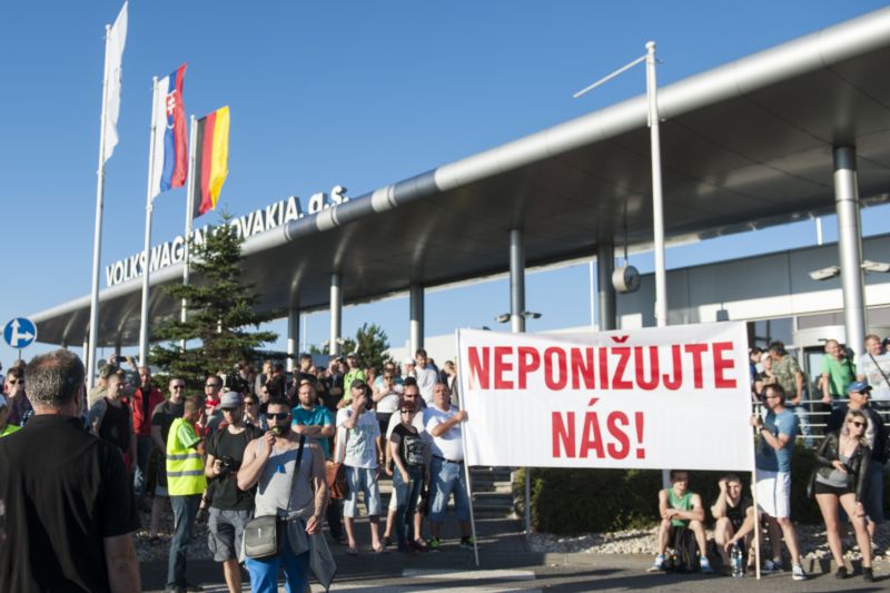 Stávka zaměstnanců bratislavské továrny německé automobilky Volkswagen.