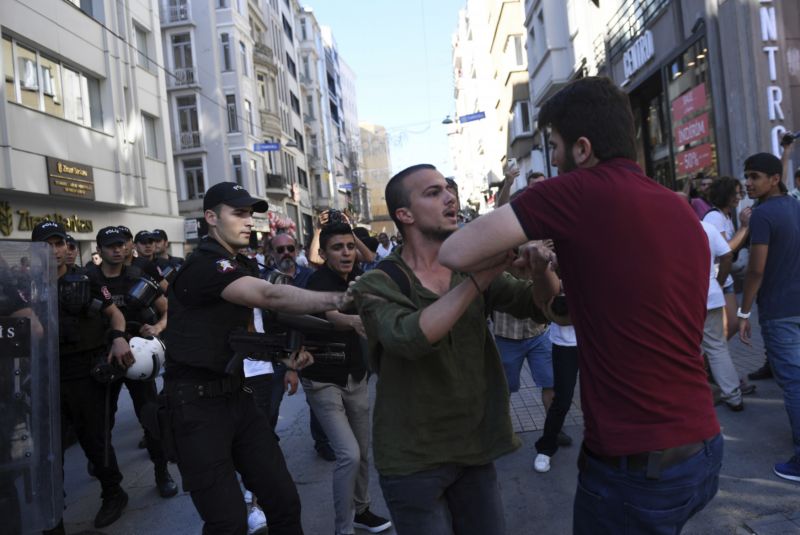Turecká policie při zákroku proti pochodu homosexuálů.