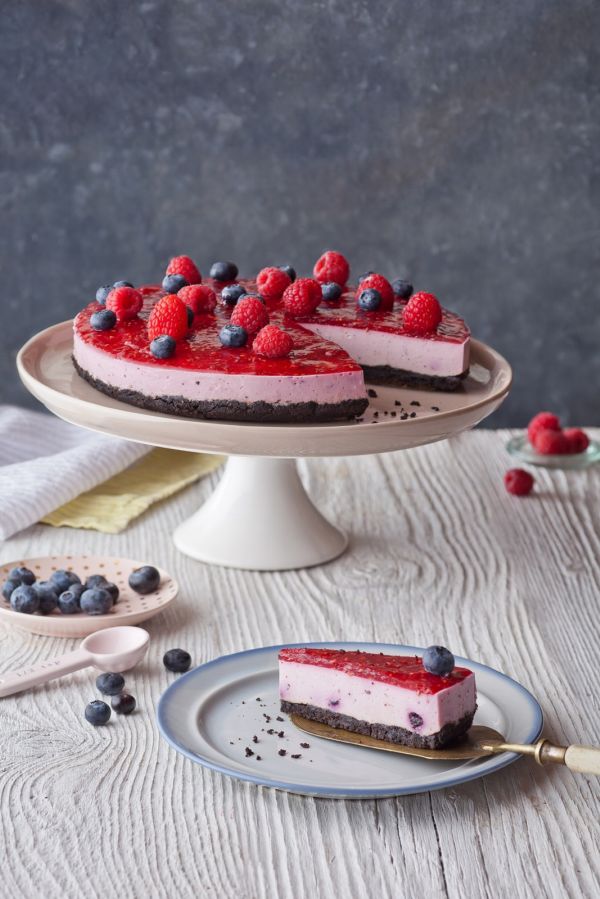 Malinový cheesecake se sušenkami Oreo.