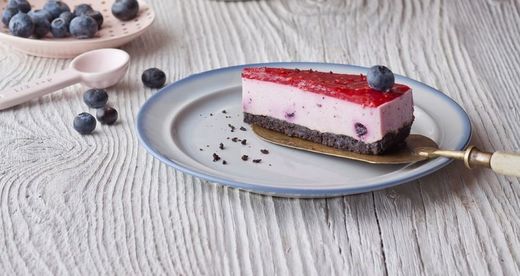 Malinový cheesecake se sušenkami Oreo.