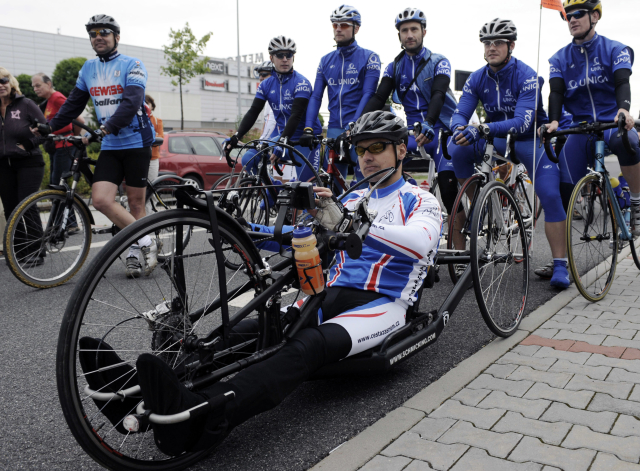 Na snímku handicapovaný amatérský sportovec  a zakladatel závodu Heřman Volf.