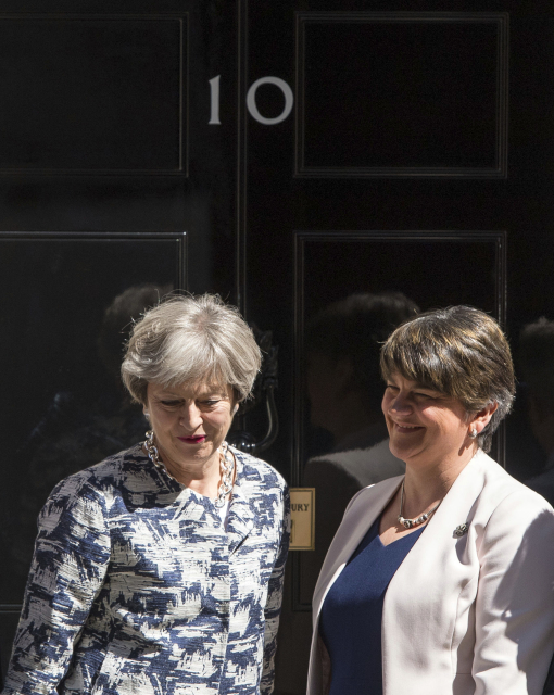 Theresa Mayová (vlevo) s šéfkou DUP Arlene Fosterovou. Theresa Mayová (vlevo) s šéfkou DUP Arlene Fosterovou.
