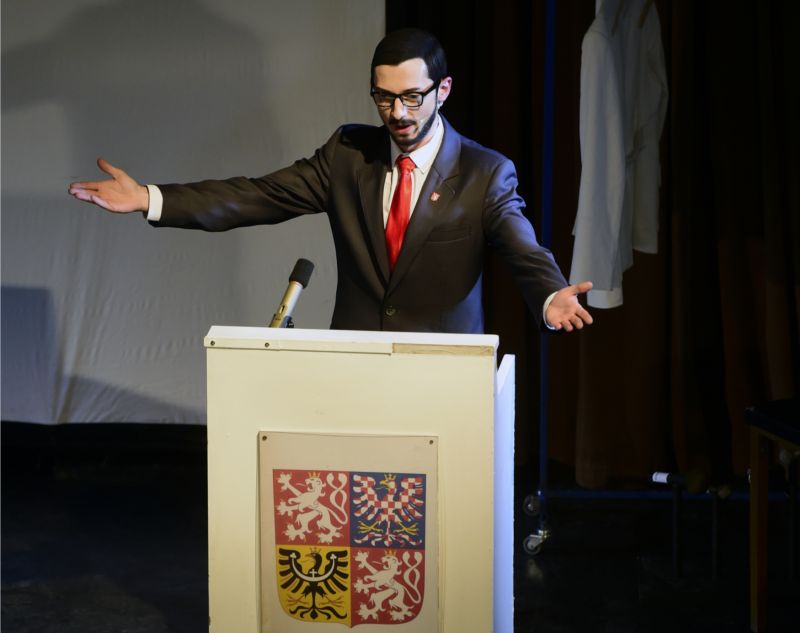 Marek Příkazký v roli mluvčího prezidenta republiky. 