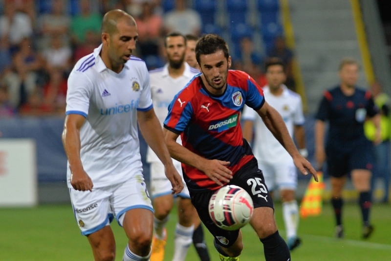 Tal Ben Haim (vlevo) už má s českým fotbalem malé zkušenosti, před dvěma lety si v Evropské lize zahrál proti Plzni. Tal Ben Haim (vlevo) už má s českým fotbalem malé zkušenosti, před dvěma lety si v Evropské lize zahrál proti Plzni.
