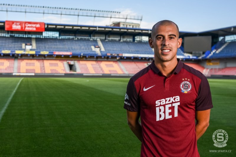 Tal Ben Haim už na Letné pózoval i ve sparťanském dresu.