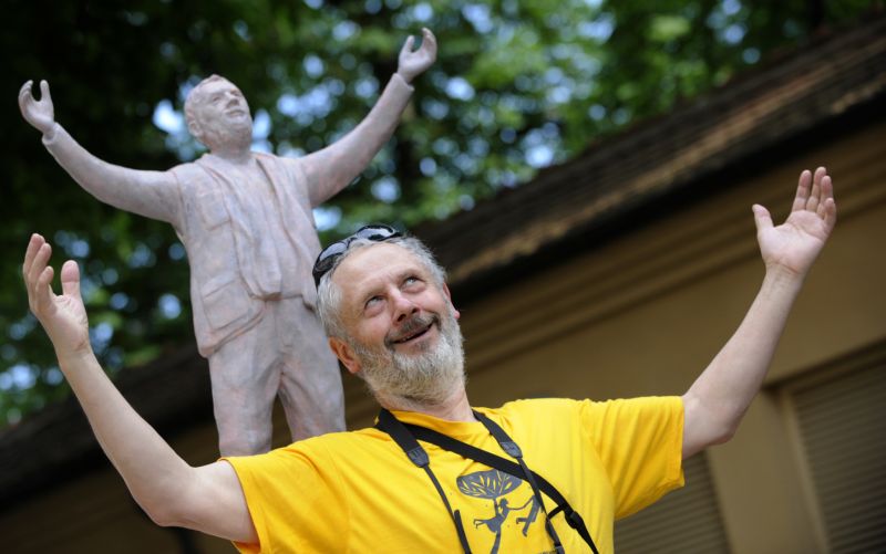Sochař Kurt Gebauer.