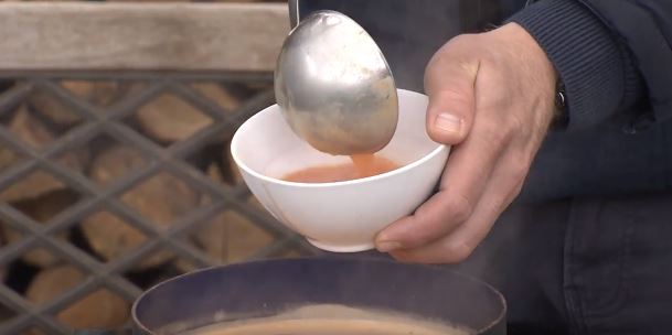 Netradiční polévka z kokosového mléka. Netradiční polévka z kokosového mléka.