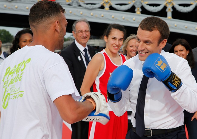 Emmanuel Macron si cvičně zaboxoval. 