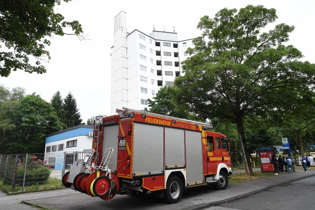 Ve městě Wuppertal preventivně evakuovali 11podlažní dům. Ve městě Wuppertal preventivně evakuovali 11podlažní dům.