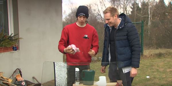 Kutil Adam a divák Jarda ukážou zlepšovák do auta. Kutil Adam a divák Jarda ukážou zlepšovák do auta.
