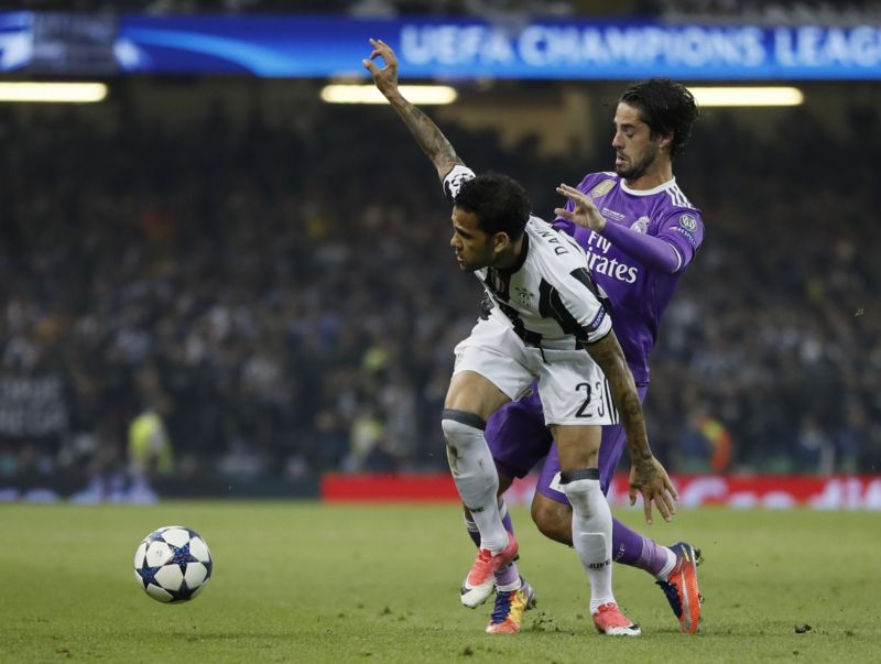 Daniel Alves opouští Juventus po prohraném finále s Realem Madrid.