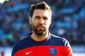 Gólman Salvatore Sirigu se vrací do Itálie.