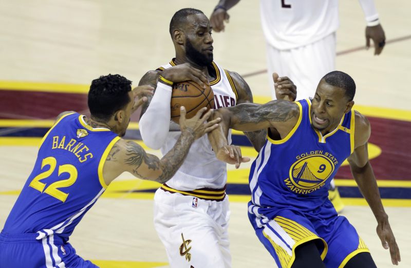 Matt Barnes brání LeBrona Jamese v zápase NBA.