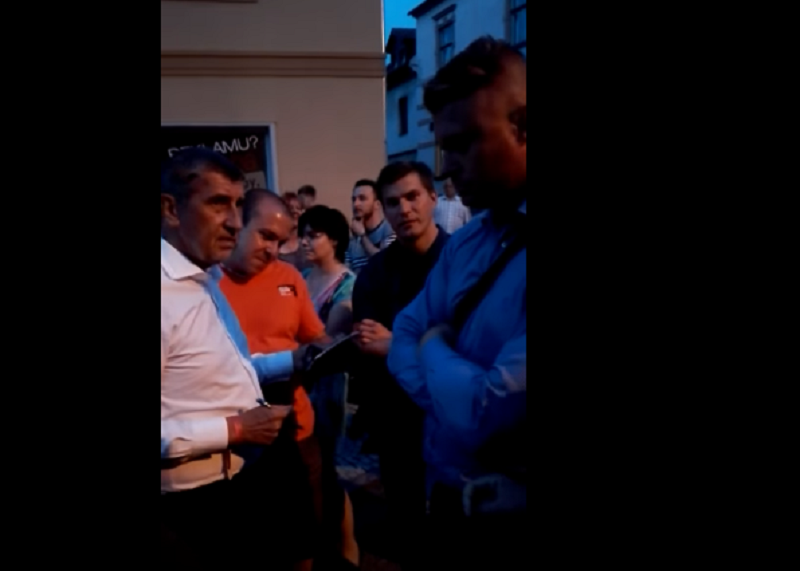Andrej Babiš během hádky s naštvaným občanem.