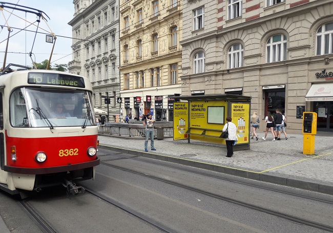 Zlomená kolej zastavila tramvaje v centru Prahy.