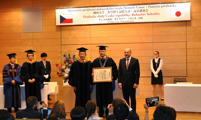 Premiérovi Bohuslavu Sobotkovi udělila tokijská univerzita Džósai čestný doktorát.