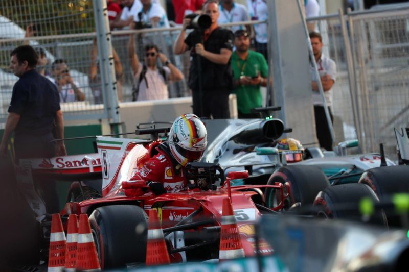 Německý pilot Sebastian Vettel se členy svého týmu. 