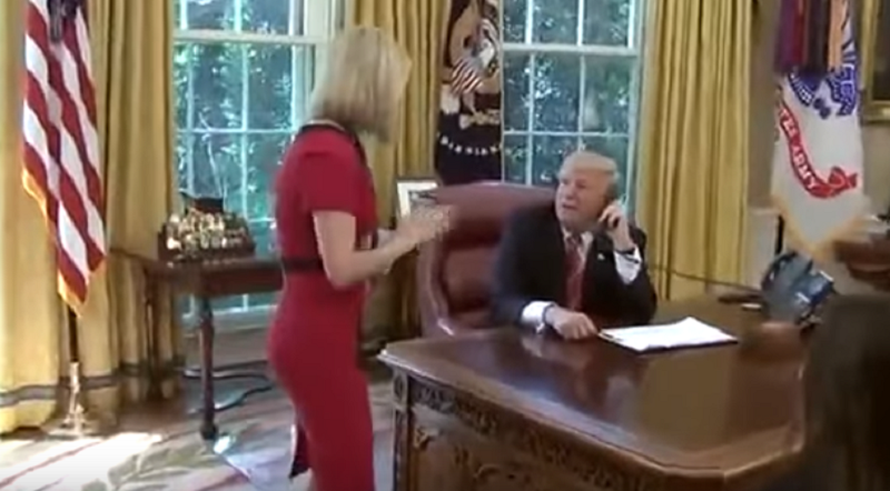 Americký prezident Donald Trump a irská reportérka Caitriona Perryová.