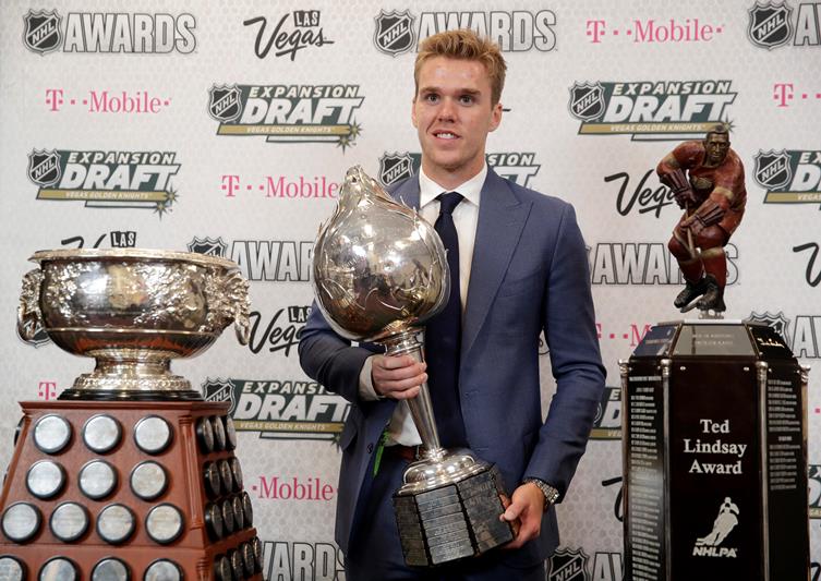 Connor McDavid za uplynulou sezonu získal hned několik ocenění.