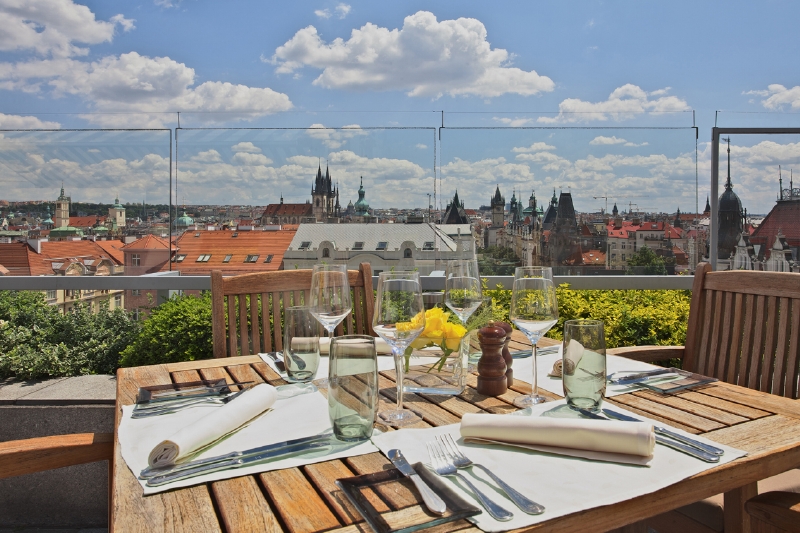 Venkovní terasa nabízí panoramatický výhled na historickou Prahu.