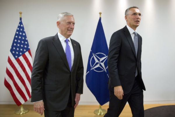 Ministr obrany USA James Mattis (vlevo) a generální tajemník NATO Jens Stoltenberg (vpravo). Ministr obrany USA James Mattis (vlevo) a generální tajemník NATO Jens Stoltenberg (vpravo).