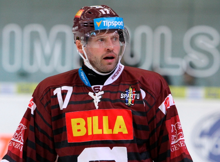 Jaroslav Hlinka s hokejem ještě nekončí. Jaroslav Hlinka s hokejem ještě nekončí.