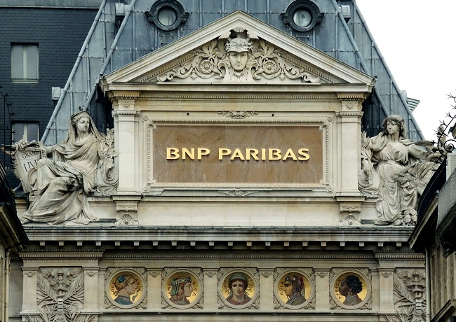 Tři nevládní organizace podaly žalobu na francouzskou banku BNP Paribas. 