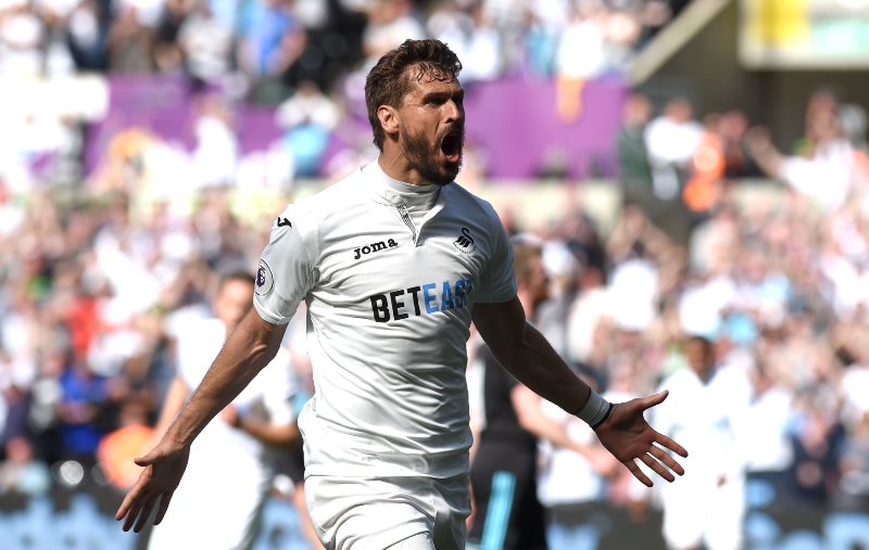 Fernando Llorente se zranil na kole. Fernando Llorente se zranil na kole.