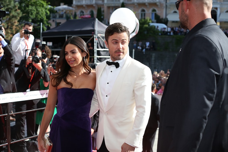 Casey Affleck přijel s přítelkyní.