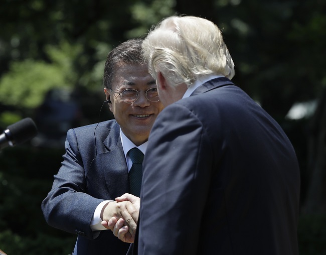 Mun Če-in a Donald Trump.