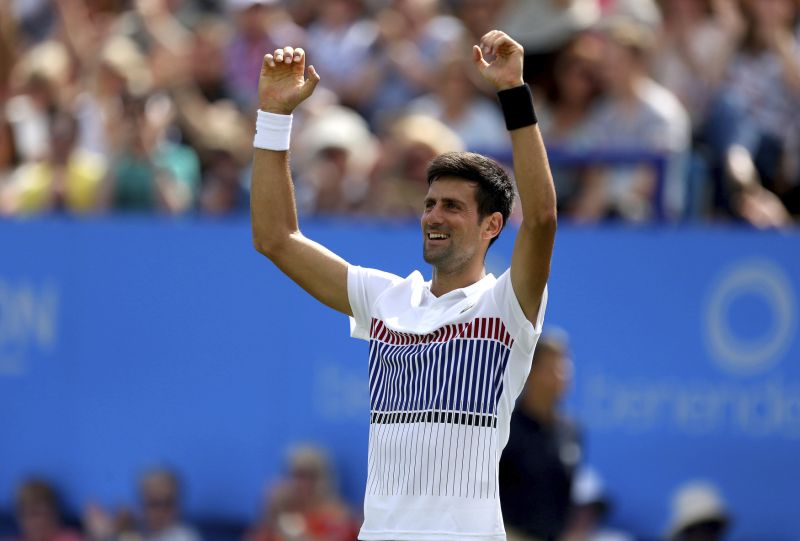 Novak Djokovič slaví po půl roce zisk turnajového titulu.