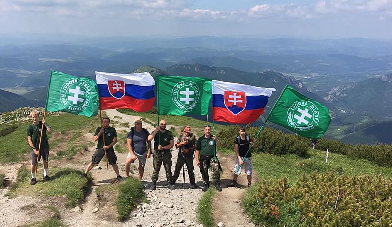 Kotlebovci na Velkém Kriváni v pohoří Malá Fatra.