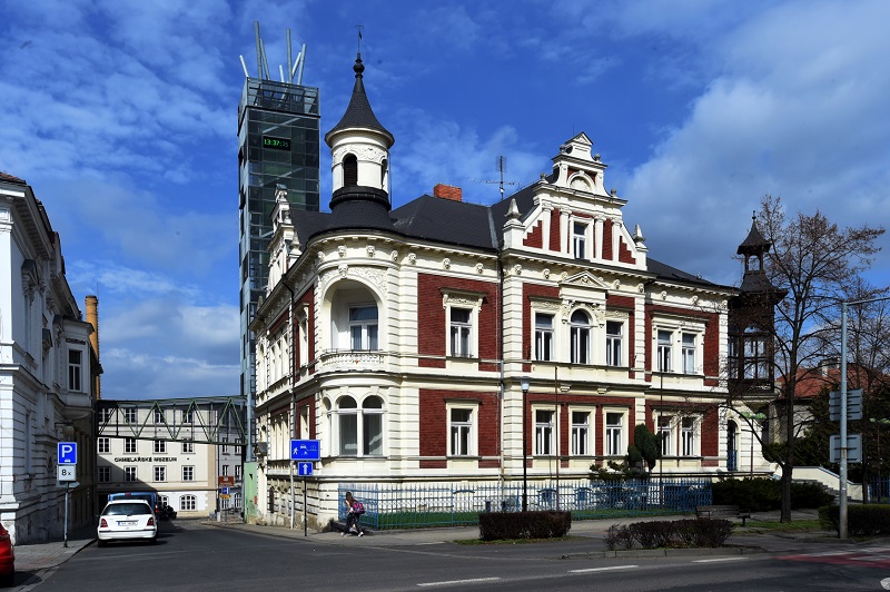 Na snímku z 30. března je pseudorenesanční vila z roku 1904 na náměstí Prokopa Velkého, vzadu vyhlídková věž zvaná Chmelový maják.