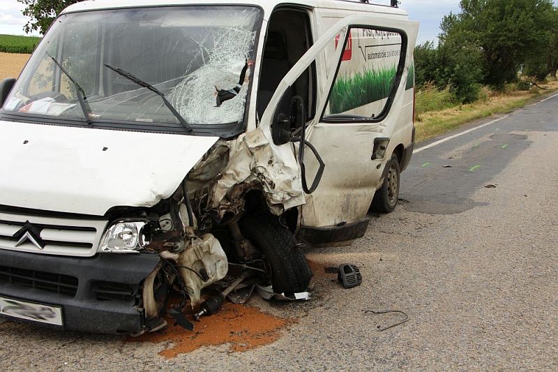 Motorkář se 30. června v ranních hodinách mezi Nesvačilkou a Žatčany na Brněnsku střetl s dodávkou, na místě zemřel. Motorka po nárazu shořela. Řidič dodávky se zranil lehce.