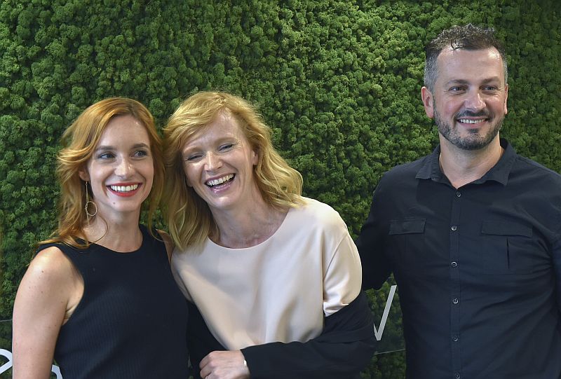 Zleva herečky Hana Vagnerová a Anna Geislerová a režisér, producent a scénárista filmu David Mrnka.