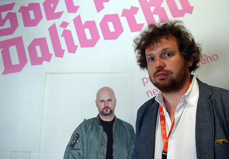 Režisér Vít Klusák. V pozadí hrdina jeho filmu Svět podle Daliborka Dalibor K.