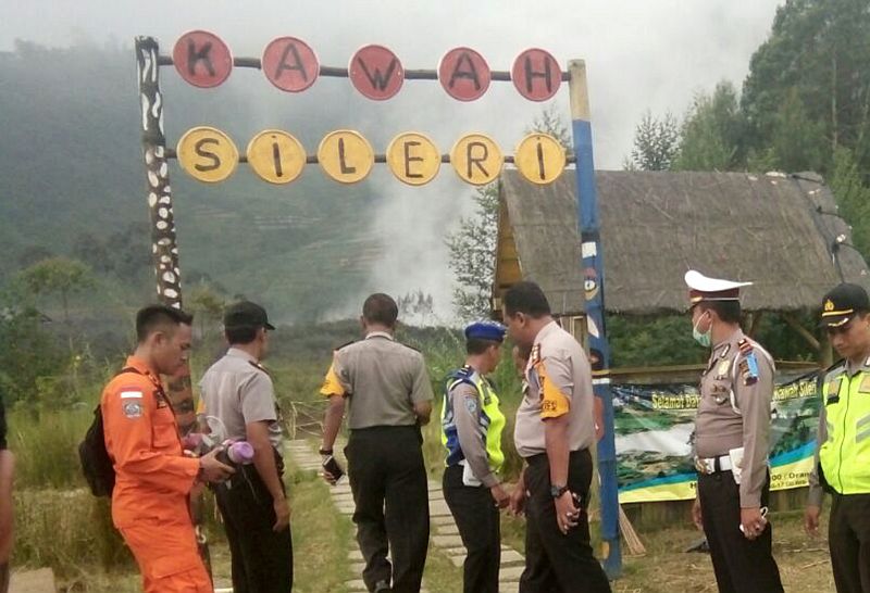 Kvůli hrozícím erupcím sopky Sileri požádaly úřady místní obyvatele i turisty, aby oblast opustili. Kvůli hrozícím erupcím sopky Sileri požádaly úřady místní obyvatele i turisty, aby oblast opustili.
