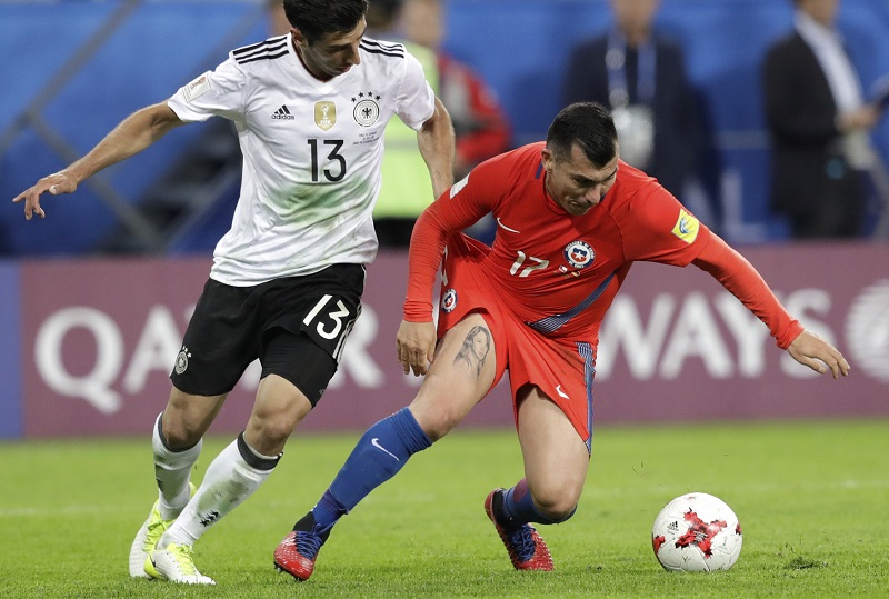 Němci ve finále Poháru FIFA proti Chile. 